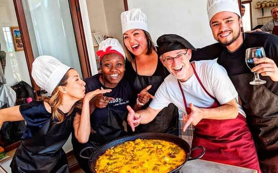 Madrid: Taller de Paella y Sangría con Cena y Bebidas